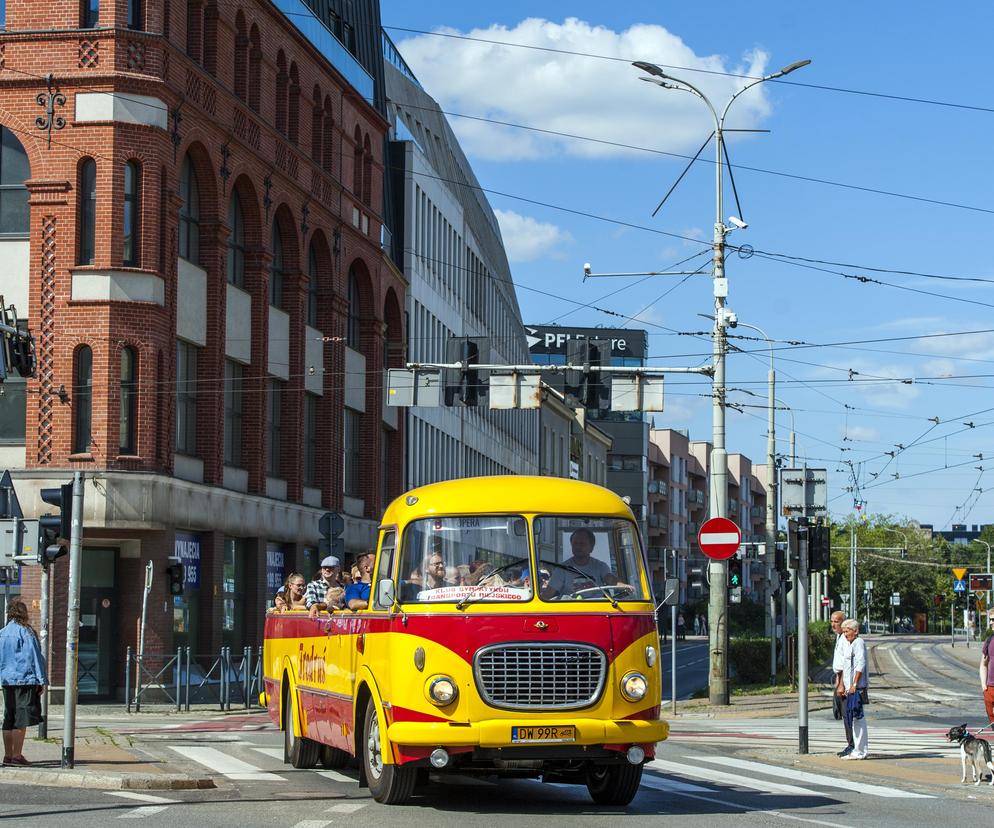 Kultowy autobus kabrio wyjedzie na ulice Wrocławia. Fredruś to unikat!