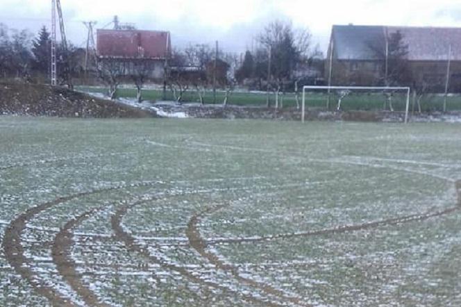 Zniszczone boisko, Orzeł Mikołajowice, wandal