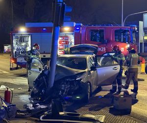 Jechał z żoną i dzieckiem, wylądował na słupie. Próbował zrzucić winę na ukochaną. Alkomat oszalał