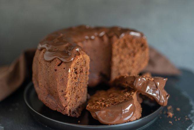 Jogurtowa babka z budyniem. Czekoladowa przyjemność gotowa w kilka chwil