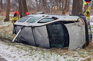 Makabryczny wypadek pod Warszawą. Osobówka dachowała na łuku drogi. Jedna osoba ranna