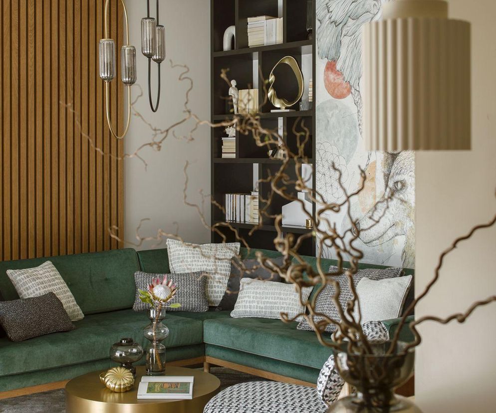 Designerskie wnętrze finansistki. Zielona sofa, autorska tapeta, złoto, lamele i drewno