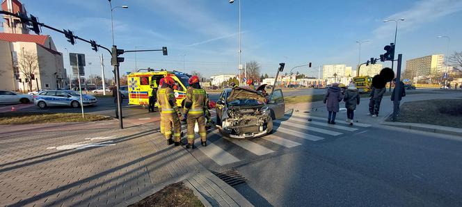 Zderzenie dwóch osobówek w Bydgoszczy! Jedna osoba ranna [ZDJĘCIA]