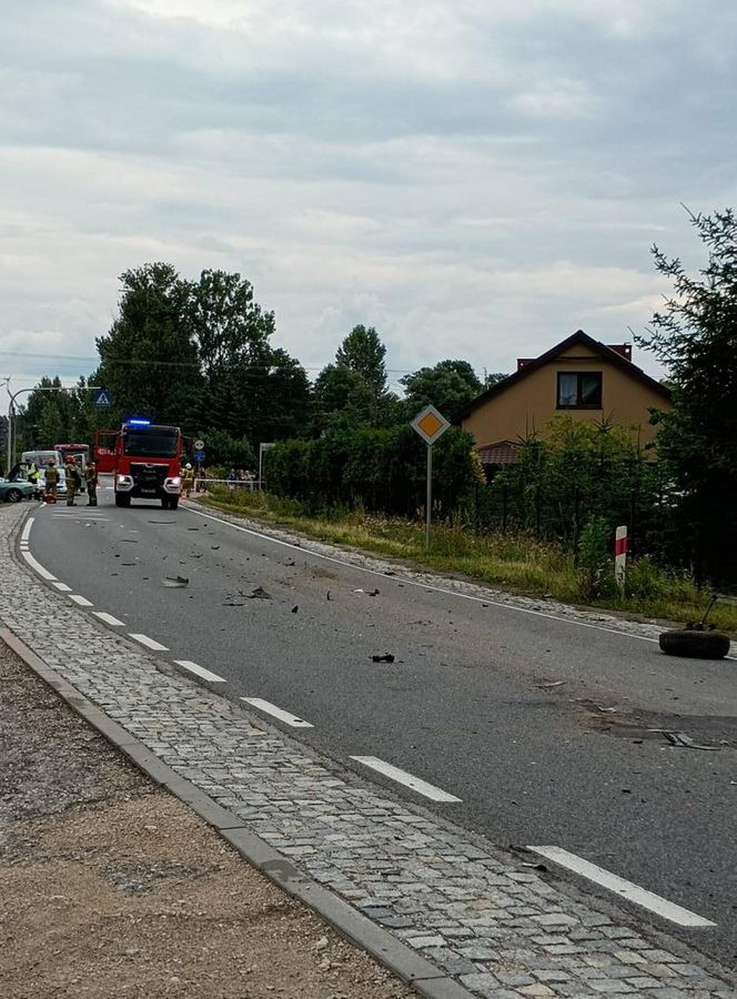 Tragedia w Białobrzegach. Fordem uderzył w mercedesa. 49-latek nie przeżył