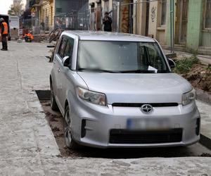 Zabetonowane auto z Łodzi zniknęło i się odnalazło. Straż miejska chce ukarać właścicieli.