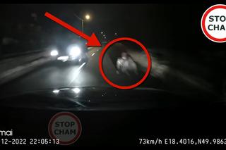 Kierowca potrącił leżącego na drodze mężczyznę, nagrał film i wrzucił do Internetu