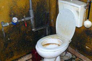 Zdewastowane mieszkania komunalne w Katowicach