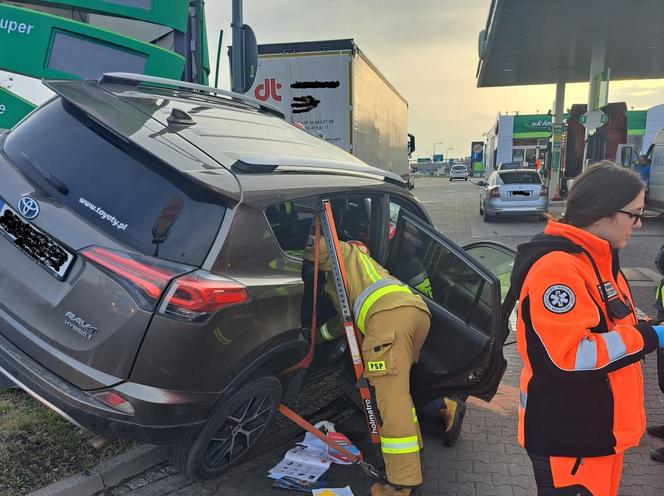 Wypadek na DTŚ. Auto wjechało w stację paliw w Rudzie Śląskiej
