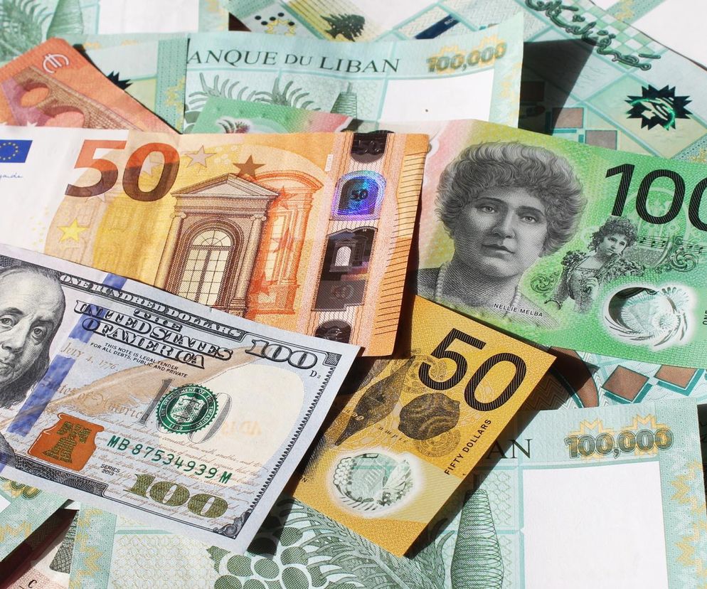 Banknoty dolarów, euro i innych walut, ułożone jeden na drugim. Zdjęcie symbolizuje bieżące kursy walut i ich wahania, o których przeczytasz więcej na Super Biznes.