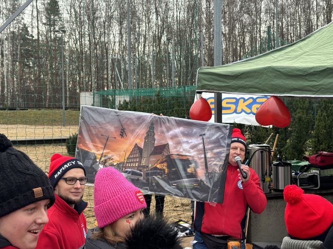 WOŚP 2025 w Olsztynie. Morsy w szczytnym celu wykąpali się w lodowatym jeziorze Ukiel [ZDJĘCIA]