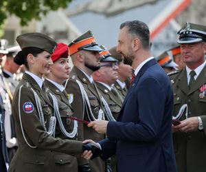 Szef MON wręczył odznaczenia żołnierzom