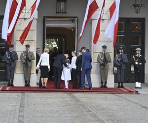 Przejście do Pałacu Prezydenckiego. Pierwsza dama się przebrała 