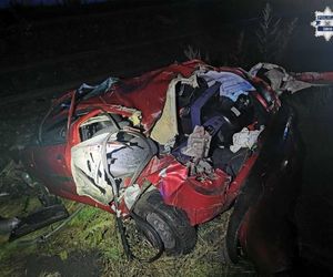  Miał promil i wiózł 3-letnie dziecko. W auto wjechała lokomotywa