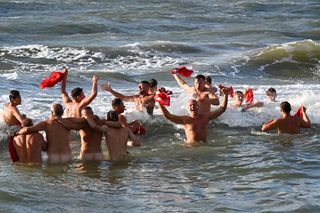 Białe delfiny, czyli koniec wakacji w Mielnie. Ratownicy pożegnali sezon na golasa