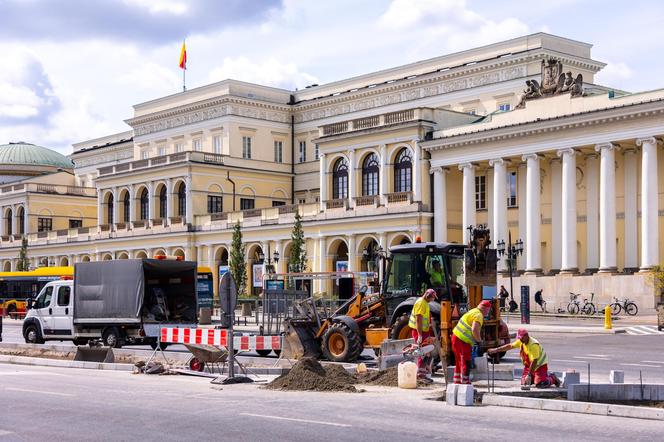 Prace przy zazielenianiu pl. Bankowego w Warszawie