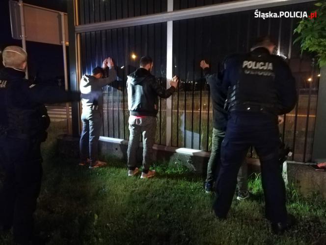 Nielegalni imigranci zatrzymani w Katowicach. Policjanci podzielili się z nimi jedzeniem i piciem [ZDJĘCIA, WIDEO]