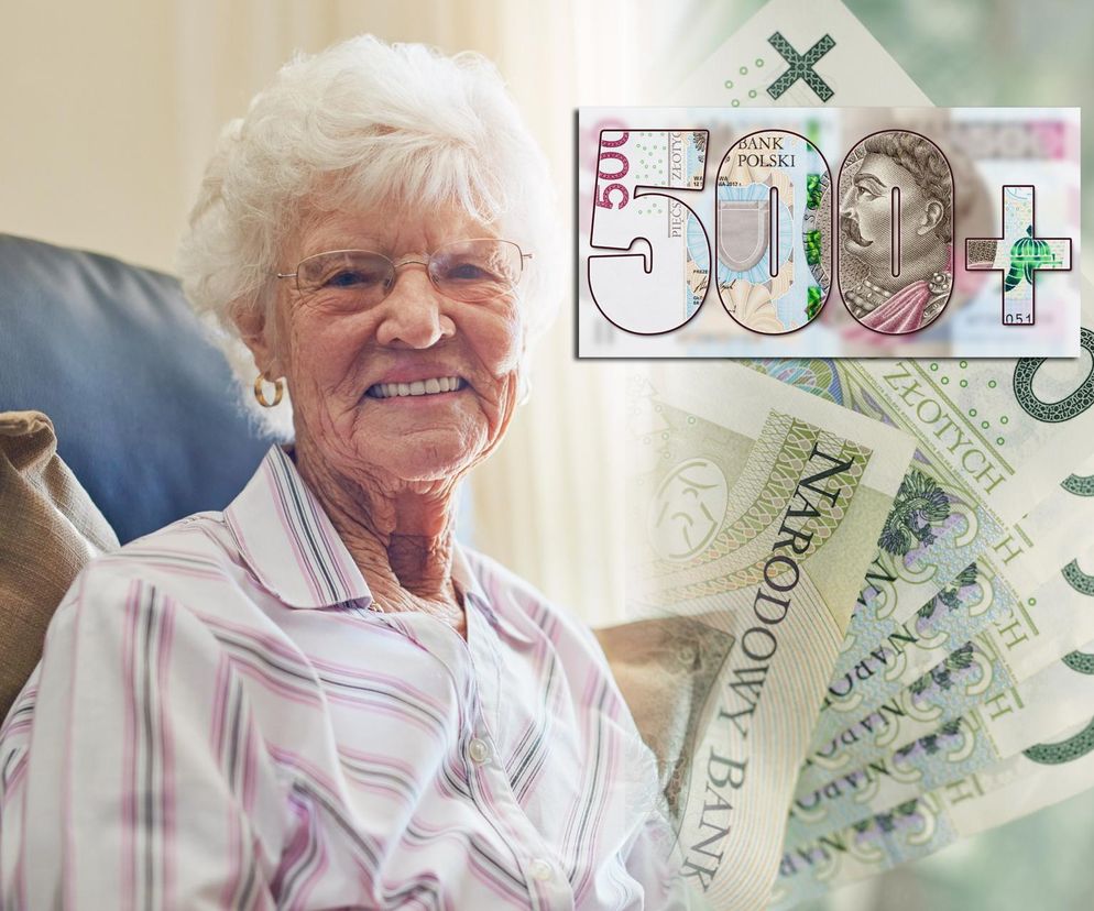 Uśmiechnięta starsza kobieta w okularach, siedząca na kanapie, a na pierwszym planie wizualizacja banknotów 500 złotych i symbol +, co wskazuje na dodatkowe świadczenie dla seniorów. Więcej o wsparciu dla niesamodzielnych dowiesz się na Super Biznes.