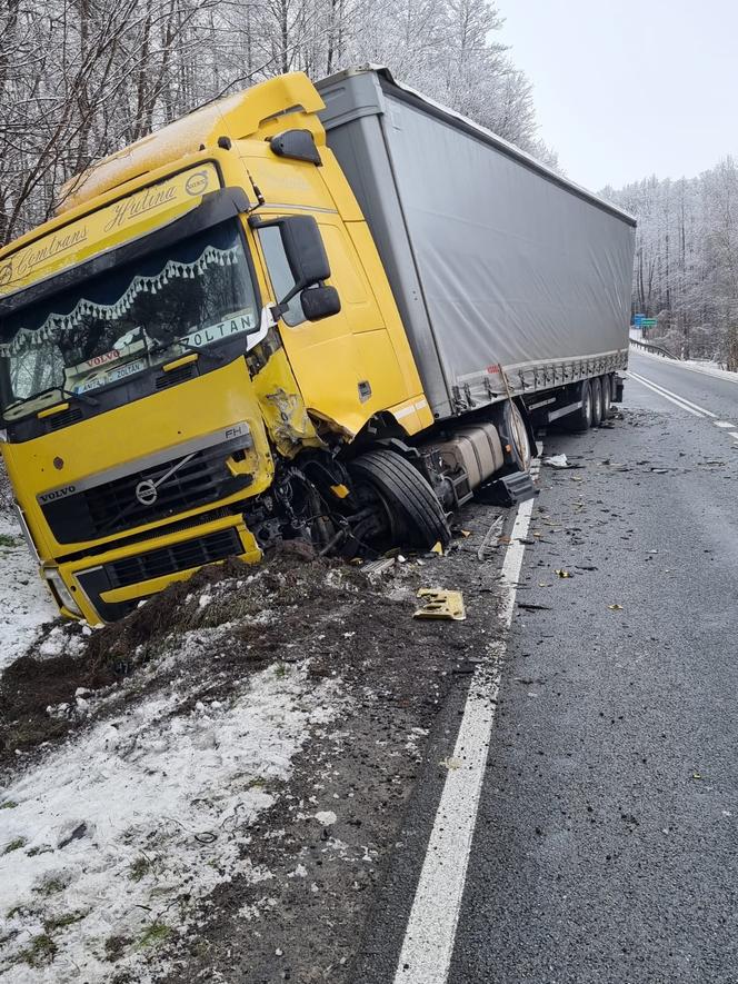 Kierowca ranny po zderzeniu osobówki z ciężarówką pod Tarnowem. DK 73 jest zablokowana