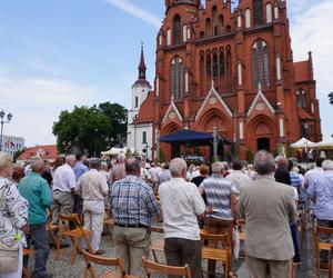 Boże Ciało 2024. Tłumy wiernych przeszły w procesji ulicami Białegostoku