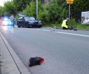 Pruszków. Przed szpitalem wpadł hulajnogą pod BMW. 21-latek w stanie krytycznym