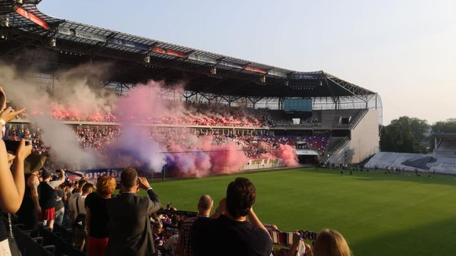 Tak kibice przywitali Łukasza Podolskiego w Górniku Zabrze. Szaleństwo na stadionie [ZDJĘCIA]