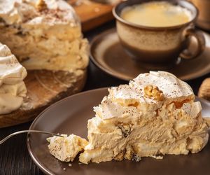 Dakłas - łatwe i efektowne ciasto. Przepis na francuski tort bezowy Dacquoise z bakaliami