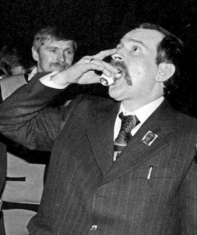 Internowany Wałęsa wypił 289 butelek wódki