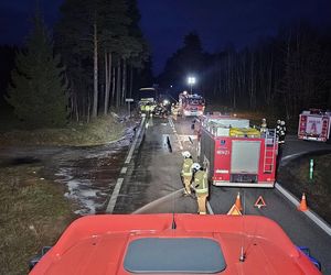 Toyota wbiła się w autobus. Młody kierowca nie żyje