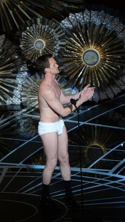 Prowadzący OSCARY 2015 - Neil Patrick Harris w MAJTKACH na scenie! ZDJĘCIA