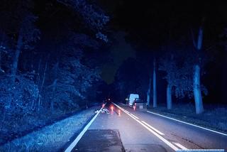 BMW zmiotło rowerzystę z drogi. Cyklista jechał w  nocy beż żadnych świateł