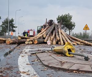 Kłody drewna spadły na samochody Poważny wypadek na DK11