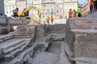 Prace na Starym Rynku: Archeolodzy odkopują piwnice Nowego Ratusza