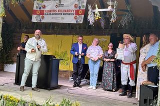 Członkowie Zespołu Pieśni i Tańca Ziemi Łosickiej zaprezentowali regionalne utwory takie jak „Jezioro” oraz „Polka Wiśniewska”