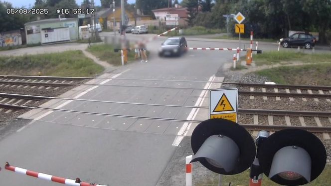 Volvo z dziećmi w środku uwięzione między rogatkami