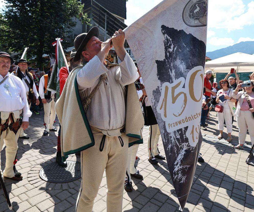 150 lat przewodnictwa tatrzańskiego. W Zakopanem przewodnicy paradnie maszerowali po Krupówkach [GALERIA]