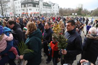 Niedziela Palmowa 2024 w Warszawie. Wierni wyruszyli na ulice z kolorowymi palmami