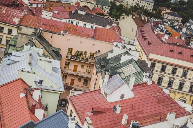 Kolorowe śmietniki znikną ze Starego Miasta. Odpadki trafią pod ziemię?