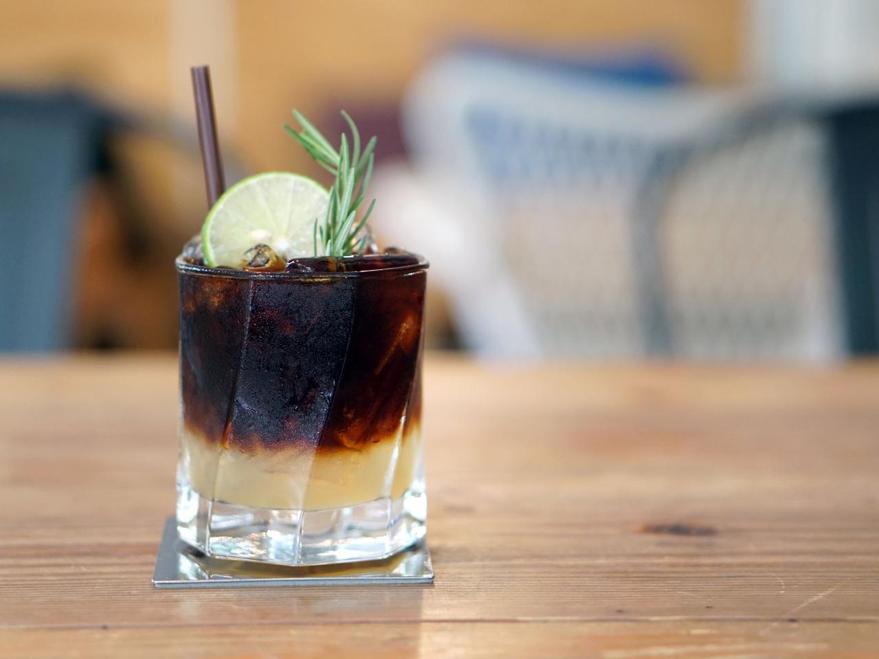 Kawa z limonką - pomysł na niesamowicie odświeżającą kawę mrożoną