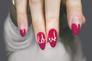 Paznokcie walentynkowe 2024 - najpiękniejsze wzory. Na ich punkcie oszalały instagramerki!