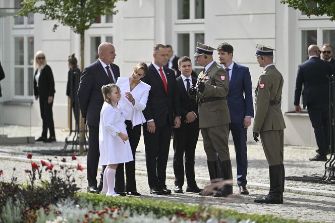  Kasia Nawrocka na biało czekała na rodziców 