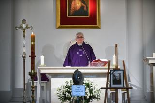 Wzruszający pogrzeb Zdzisława Tobiasza. Trumna aktora tonęła w kwiatach. Był dobrym człowiekiem