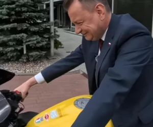 Mariusz Błaszczak na motorze. Tajemniczy motocyklista z Warszawy zaprasza polityków na rozmowy 
