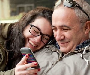 Szukasz kartki na Dzień Ojca? Taką laurkę może wręczyć dziecko w każdym wieku