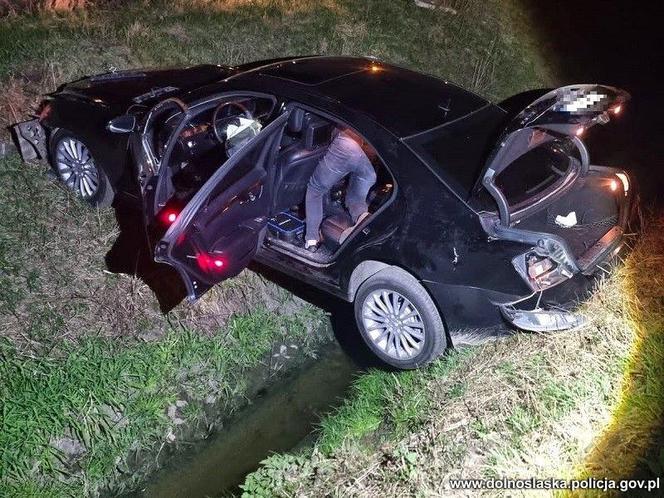 Uciekał przed policją we Wrocławiu. Za okno wyrzucał worki z narkotykami