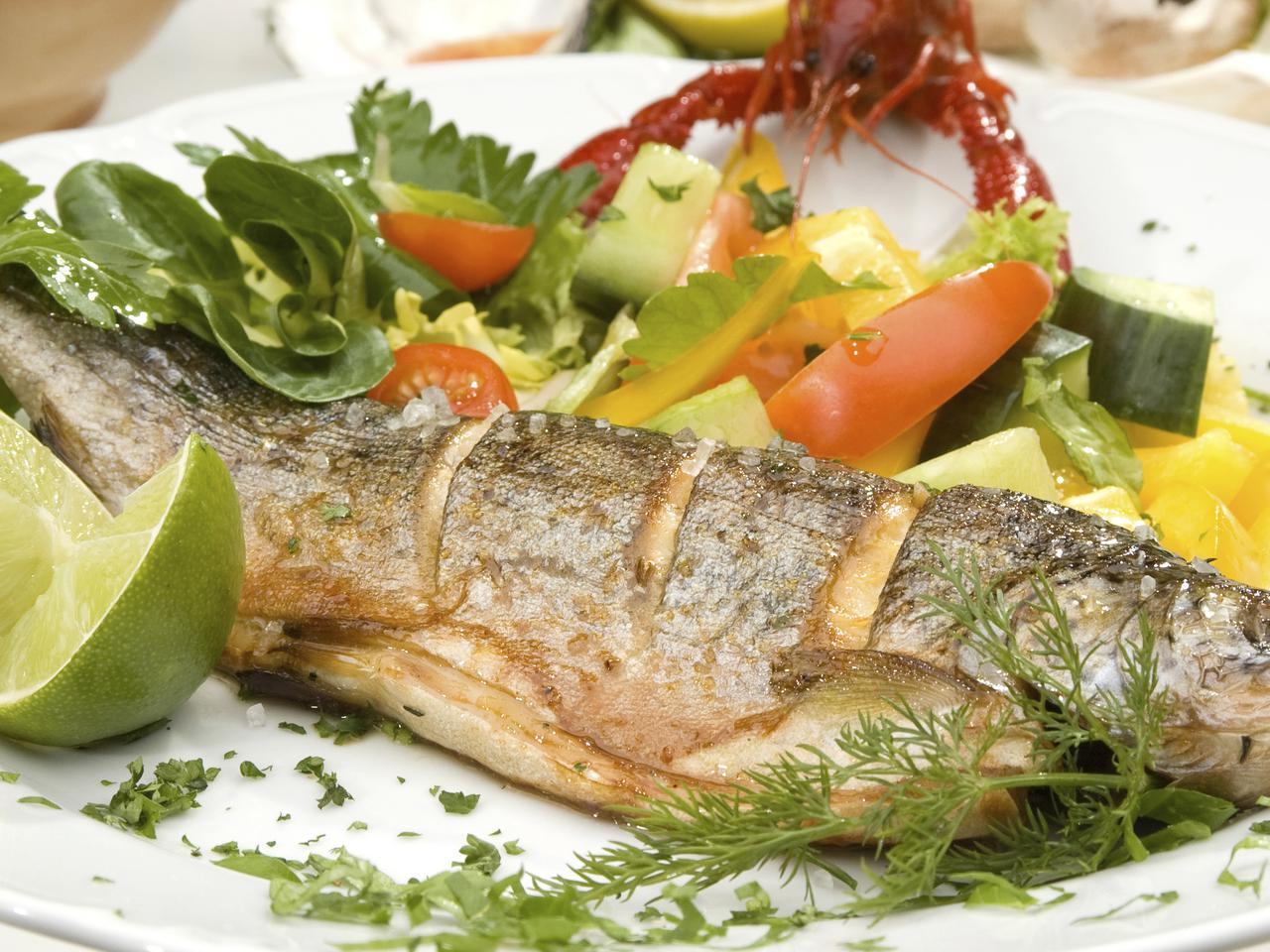 Pstrąg z szynką i ananasem - przepis na nadziewanego pstrąga