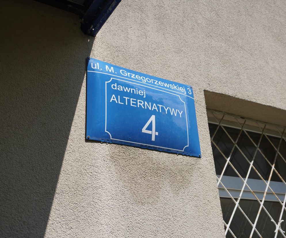 Alternatywy 4. Warszawski blok, w którym kręcono kultowy serial nadal istnieje. Zobacz, jak dziś wygląda 