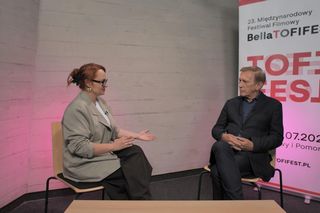 Jan Englert rozprawia się z hejtem i zarzutami o nepotyzm: Mnie jest trudno dobić. Wywiad wideo