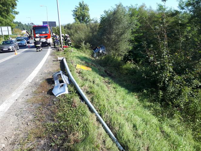 O krok od tragedii w Naszacowicach. Opel uderzył w latarnię i zatrzymał się na skarpie