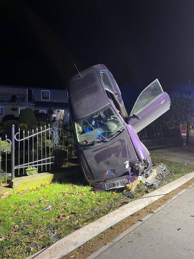 Wypadek w Ogorzelcu. Samochód stanął niemal pionowo