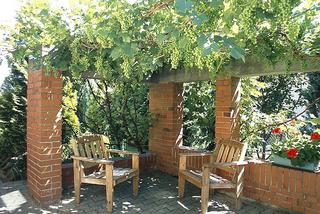Jak zacienić miejsca wypoczynku w ogrodzie, na tarasie i balkonie